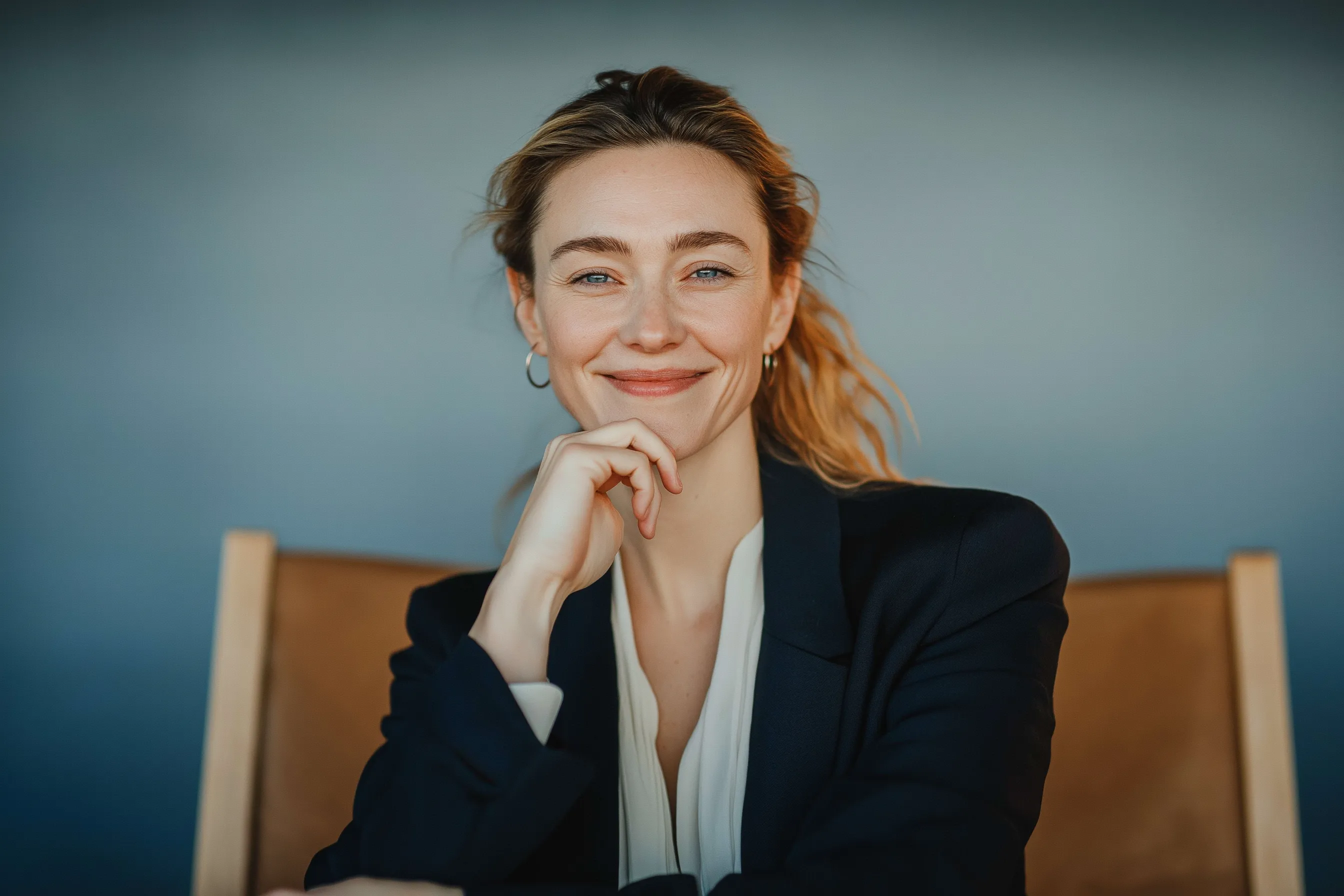 Empreendedora sentada em um ambiente profissional